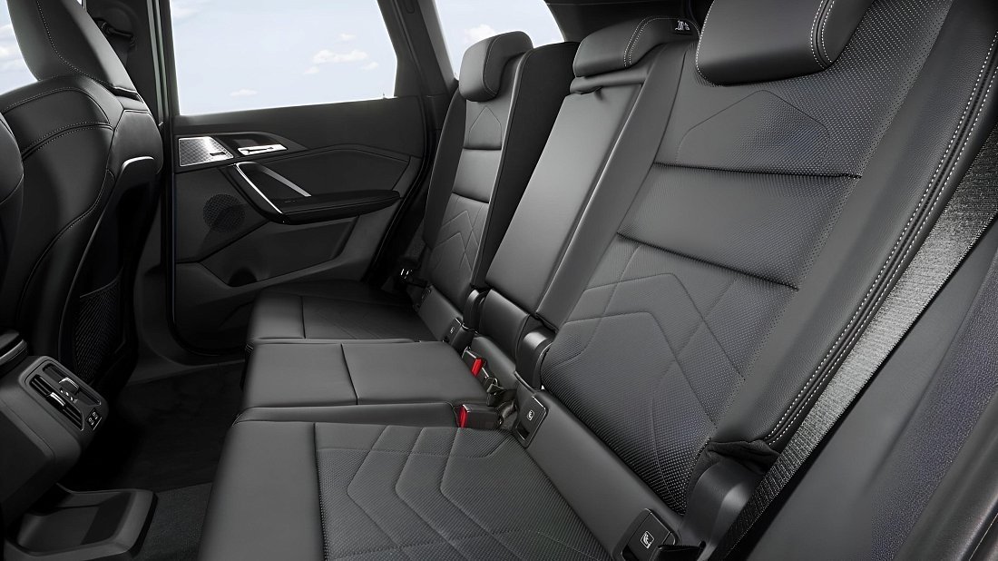 BMW iX1 eDrive20 (2023-…) rear seats, back seats, passenger seats, legroom, headroom, interior