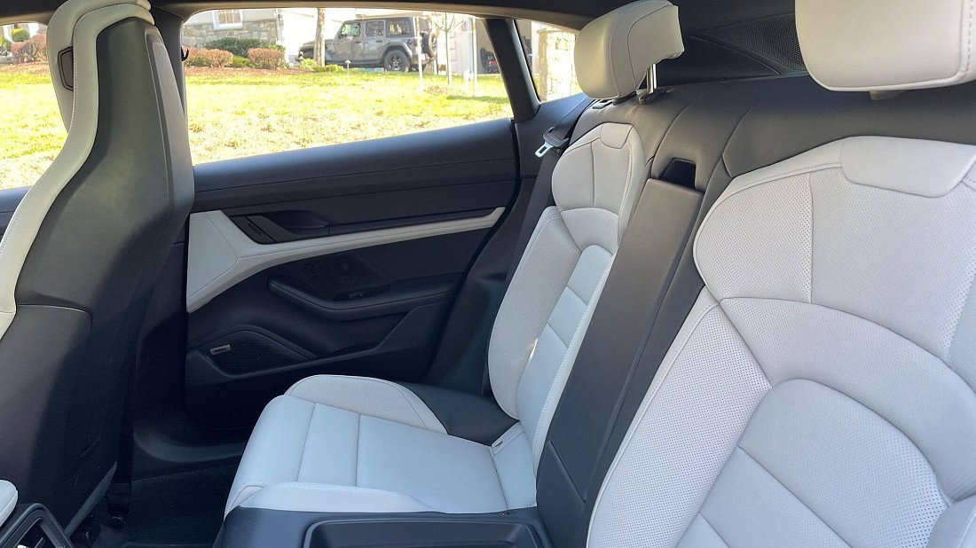Porsche Taycan Turbo S Cross Turismo (2021-2024) rear seats photo, back seats, passenger seats, legroom, headroom, interior