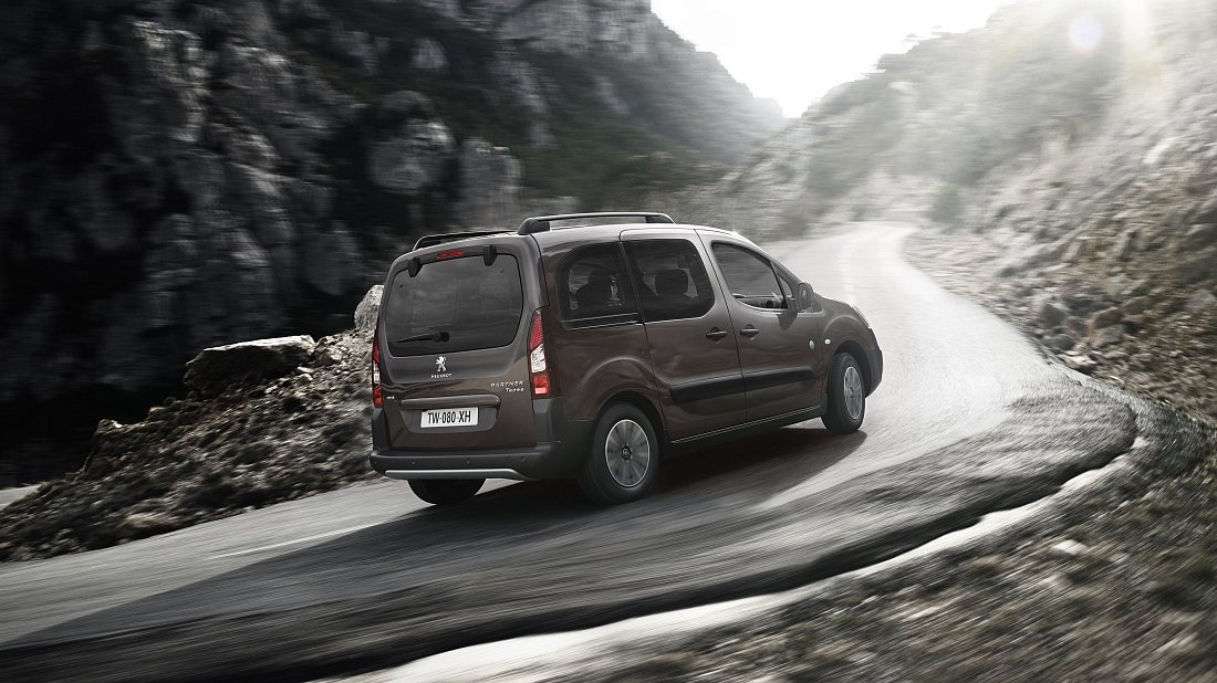 Peugeot Partner Tepee Electric (2017-2020) rear quarter photo, three-quarter view, diagonal, exterior