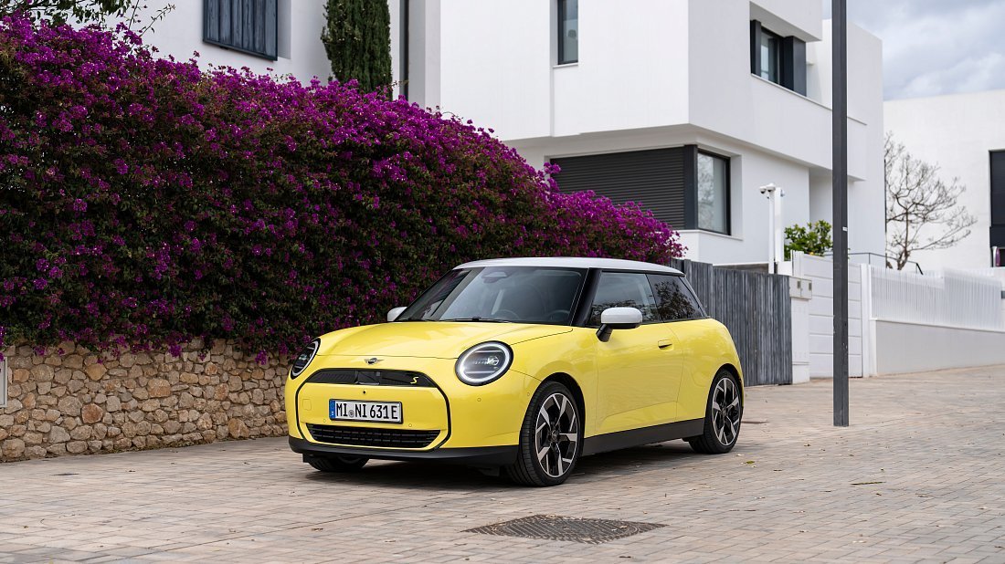 Mini Cooper E (2023-…) front view, front quarter, diagonal, exterior