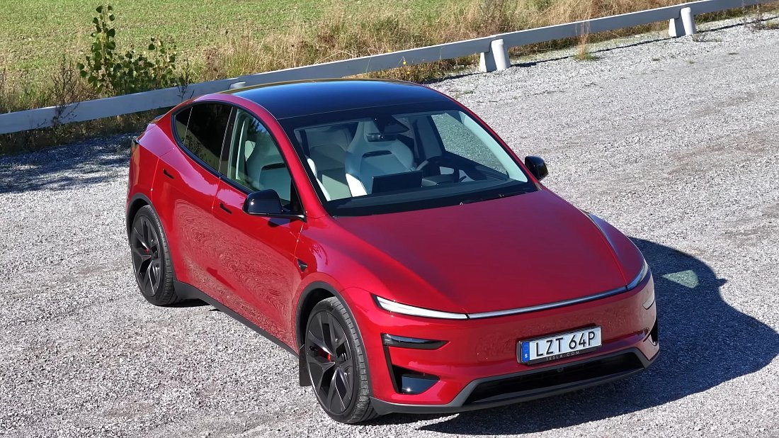 Tesla Model Y Performance (2025-...) front view photo, front quarter, diagonal, exterior