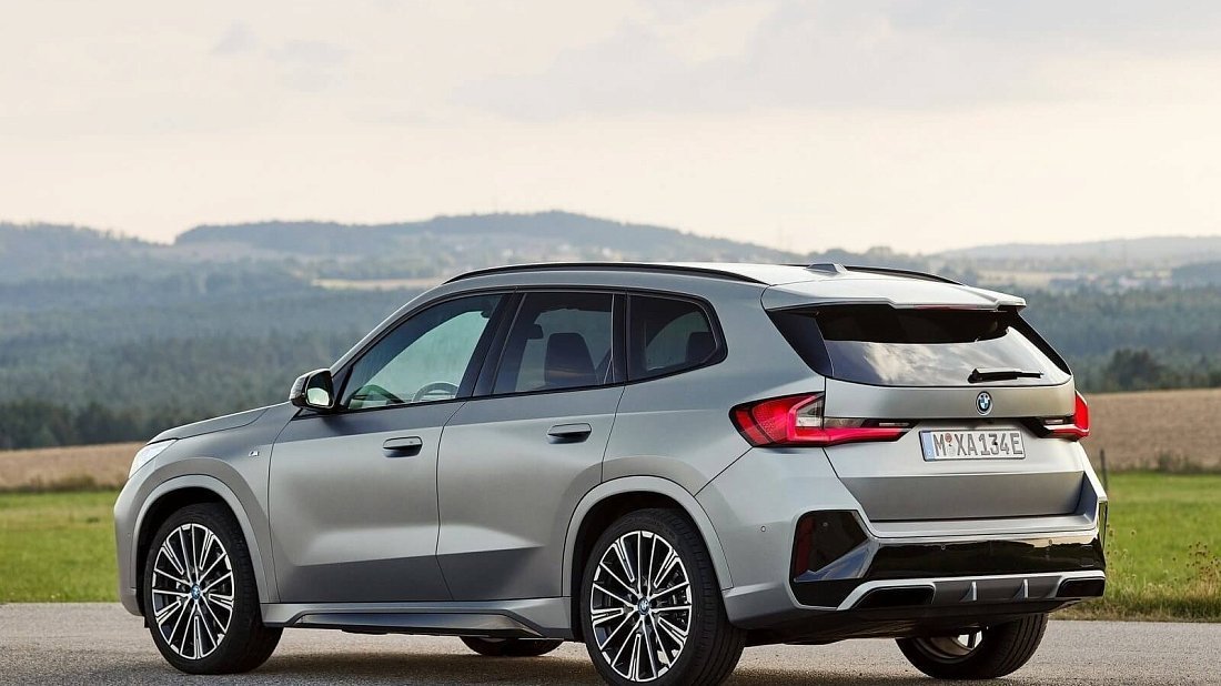 BMW iX1 xDrive30 (2022-…) rear quarter photo, three-quarter view, diagonal, exterior