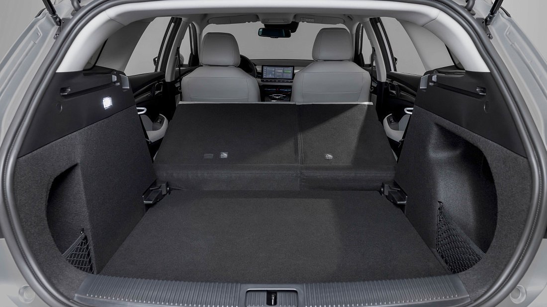 MG MG5 Electric Long Range (2022-…) trunk, boot, expanded, folded seats, maximum volume, max cargo, max capacity, max storage