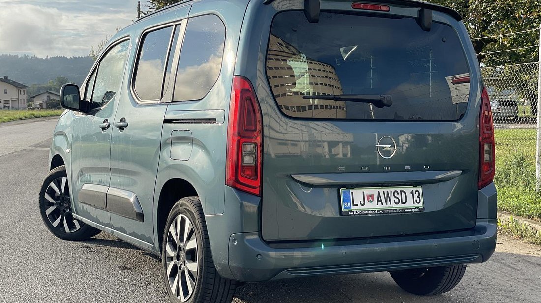Opel Combo Electric Life 52 kWh (2024-...) rear quarter photo, three-quarter view, diagonal, exterior