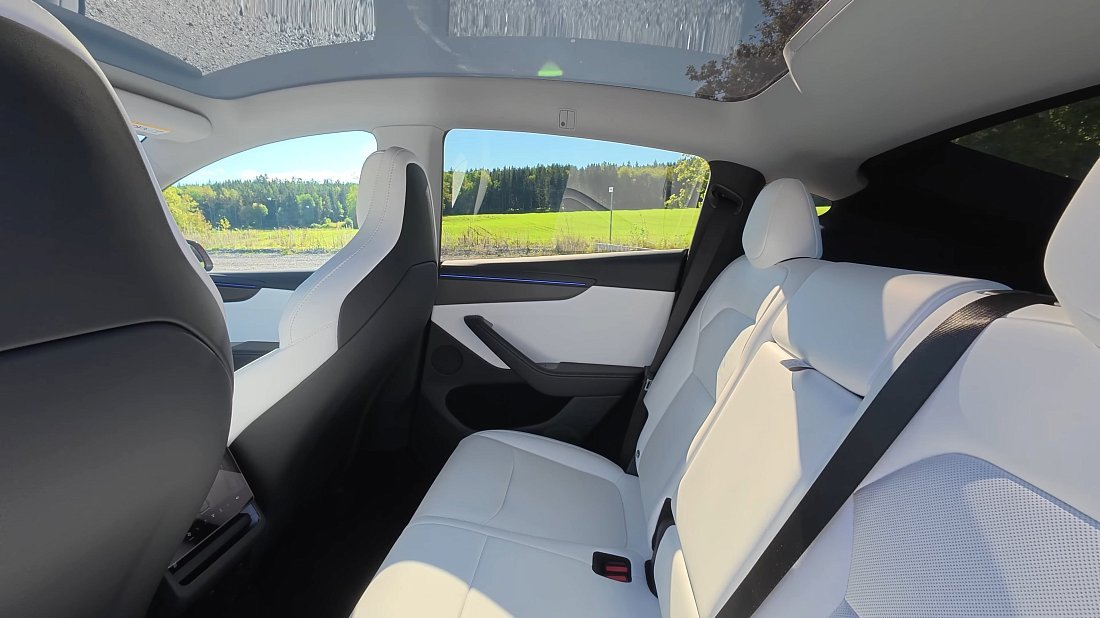 Tesla Model Y Performance (2025-...) rear seats photo, back seats, passenger seats, legroom, headroom, interior