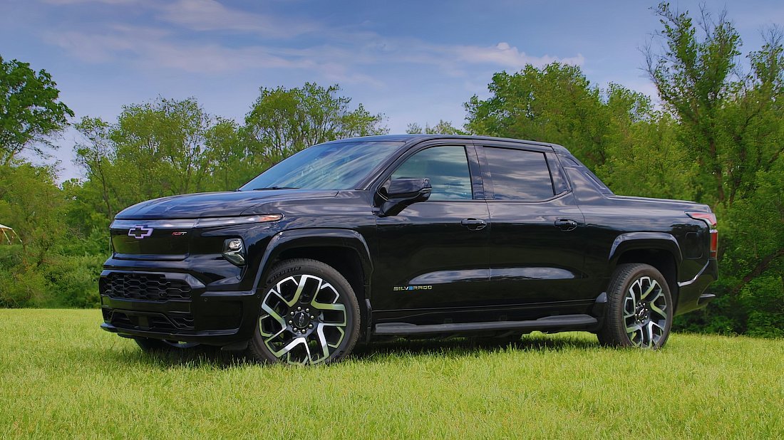 Chevrolet Silverado EV LT Standard Range (2025-…) front view, front quarter, diagonal, exterior