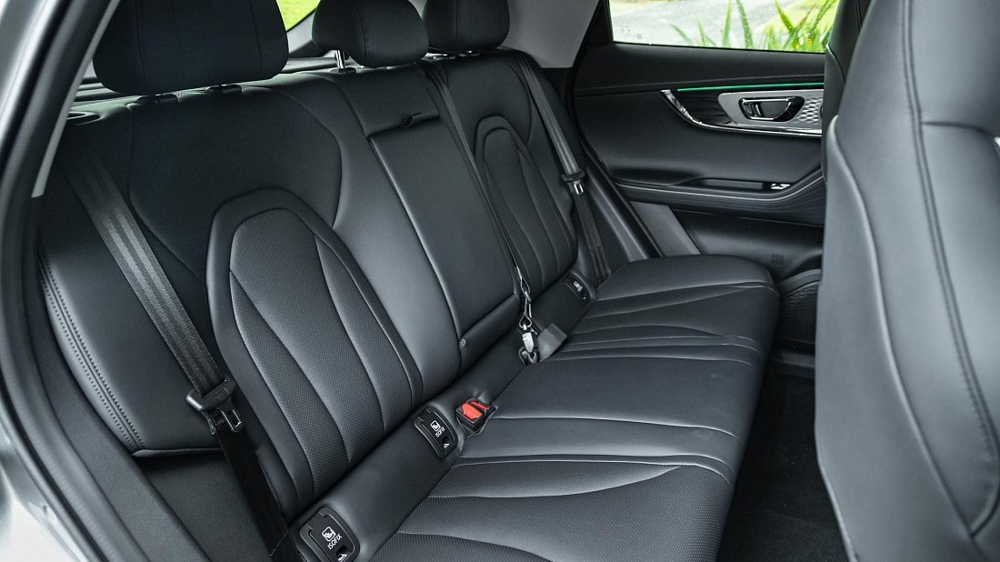 Omoda E5 (2024-...) rear seats, back seats, passenger seats, legroom, headroom, interior