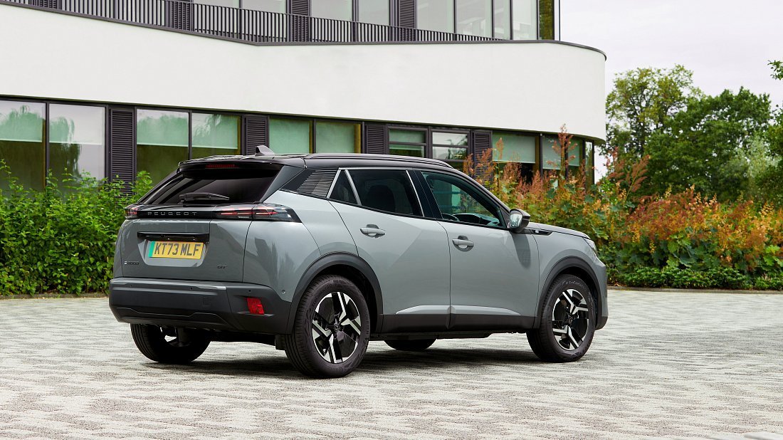 Peugeot e-2008 50 kWh (2023-…) rear quarter, three-quarter view, diagonal, exterior