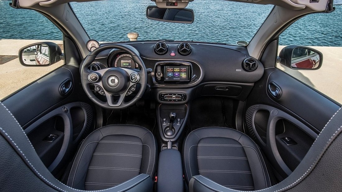 Smart EQ fortwo cabrio (2020-2023) interior photo, front seat, driver seat, dashboard, steering wheel, infotainment, cockpit