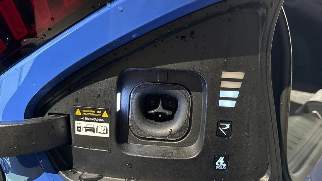 Kia EV5 Long Range FWD (2026-…) charge port USA photo, charging, inlet, plug, connector