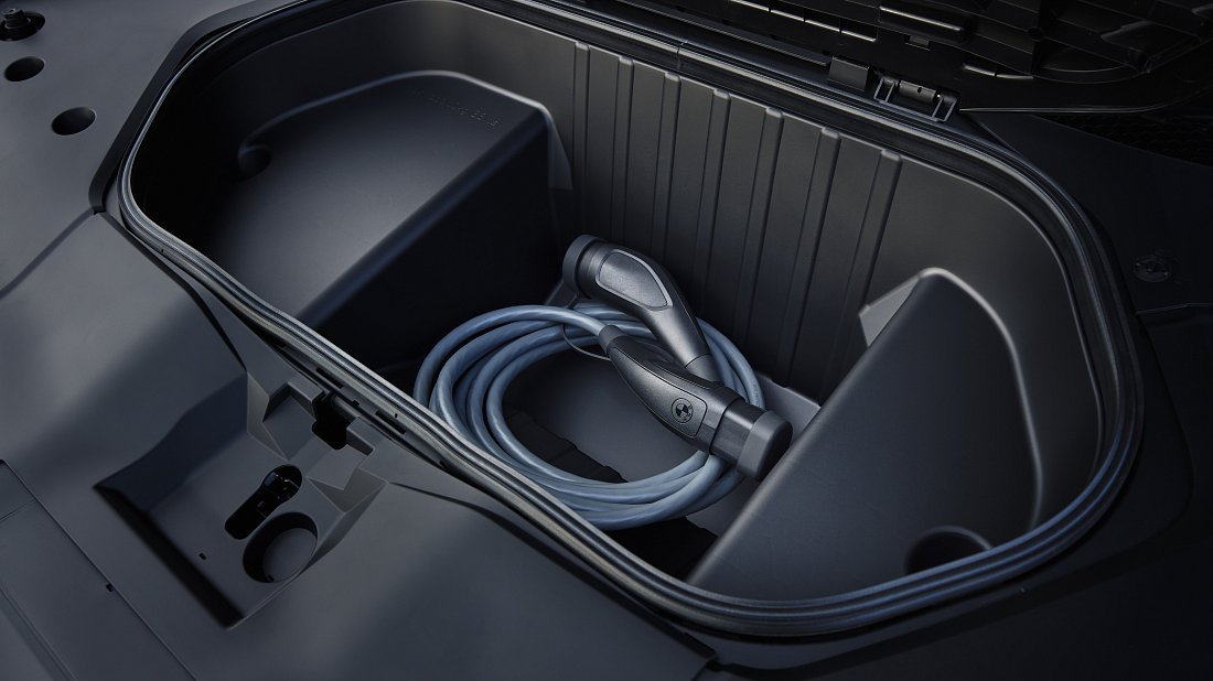 BMW iX3 50 xDrive (2025-…) frunk photo, front trunk, under hood, storage, cargo, capacity, bonus space