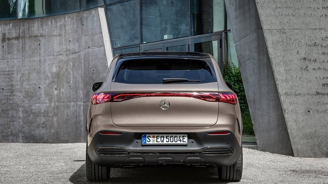Mercedes EQE SUV 500 4MATIC (2022-2023) rear view, taillights, trunk, spoiler, badge, bumper, exterior