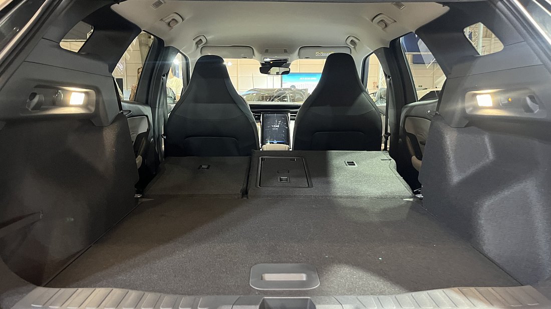 Ford Explorer EV Extended Range RWD (2024-…) trunk, boot, expanded, folded seats, maximum volume, max cargo, max capacity, max storage