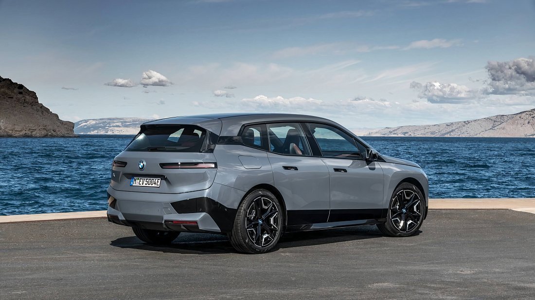 BMW iX xDrive40 (2021-2025) rear quarter, three-quarter view, diagonal, exterior