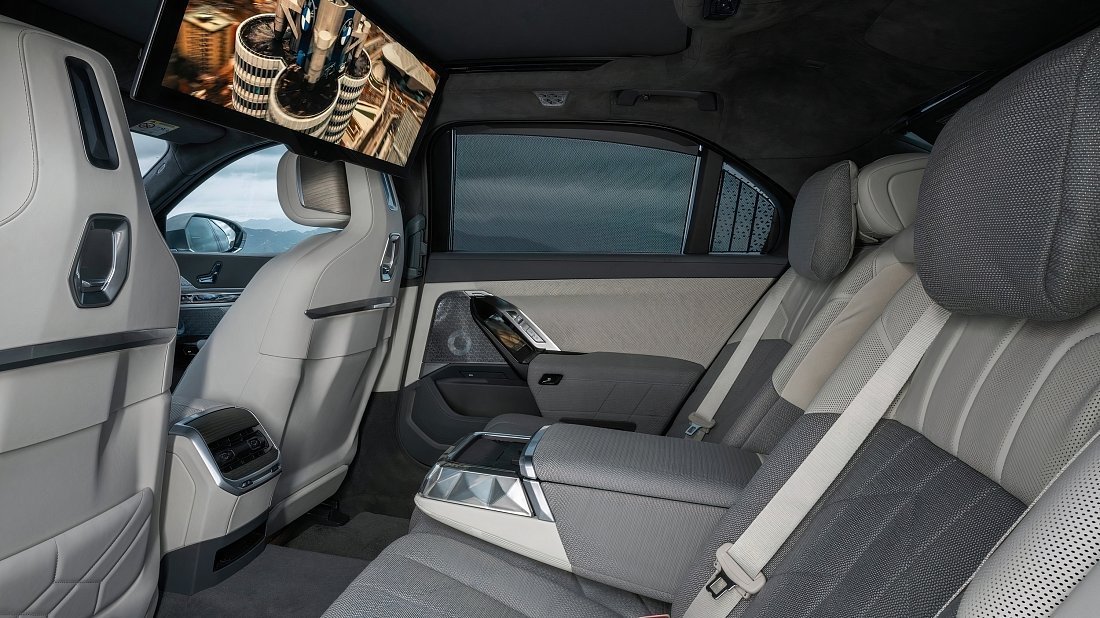 BMW i7 eDrive50 (2023-…) rear seats photo, back seats, passenger seats, legroom, headroom, interior