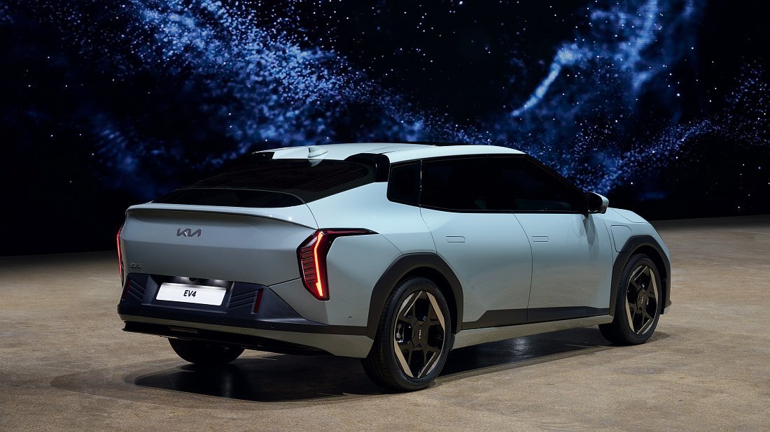 Kia EV4 Sedan Standard Range (2025-…) rear quarter, three-quarter view, diagonal, exterior