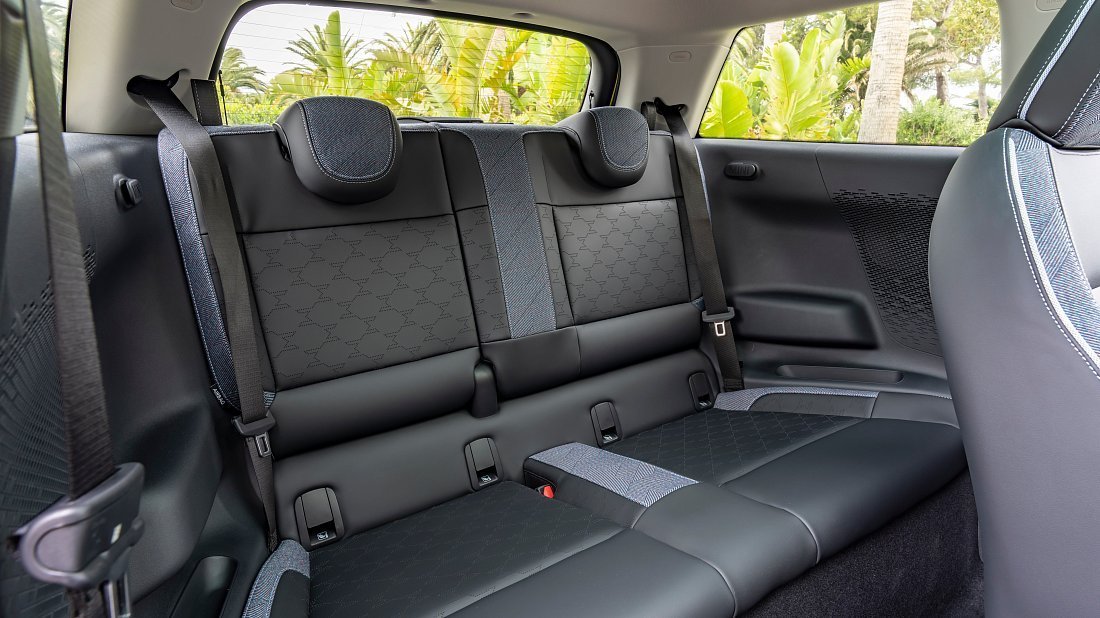 Mini Cooper SE (2023-…) rear seats, back seats, passenger seats, legroom, headroom, interior