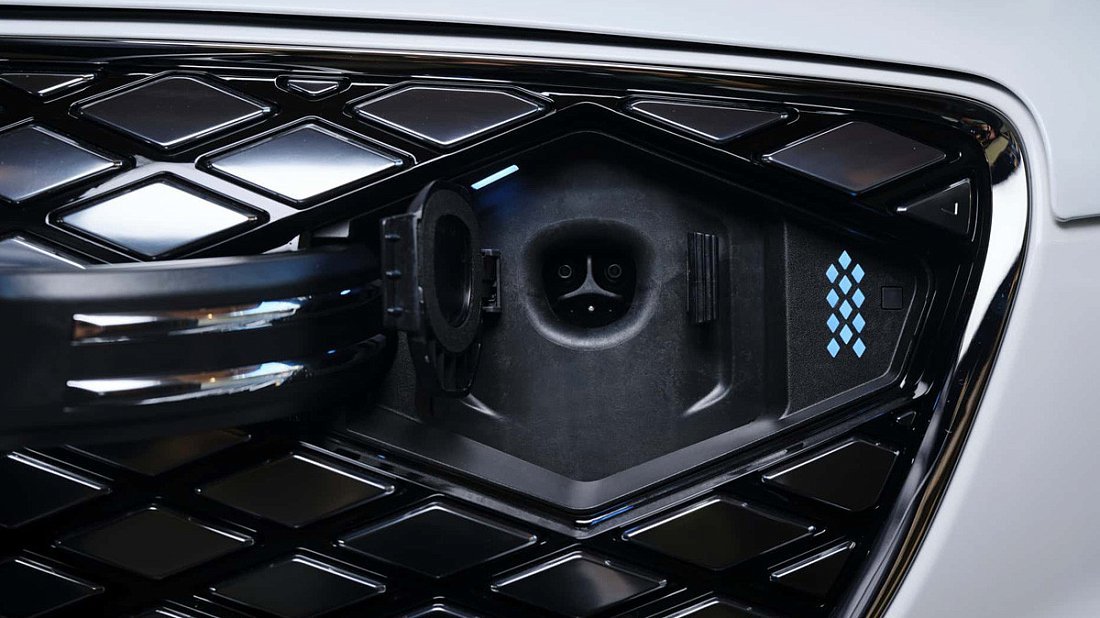 Genesis Electrified GV70 AWD (2025-…) charge port USA photo, charging, inlet, plug, connector
