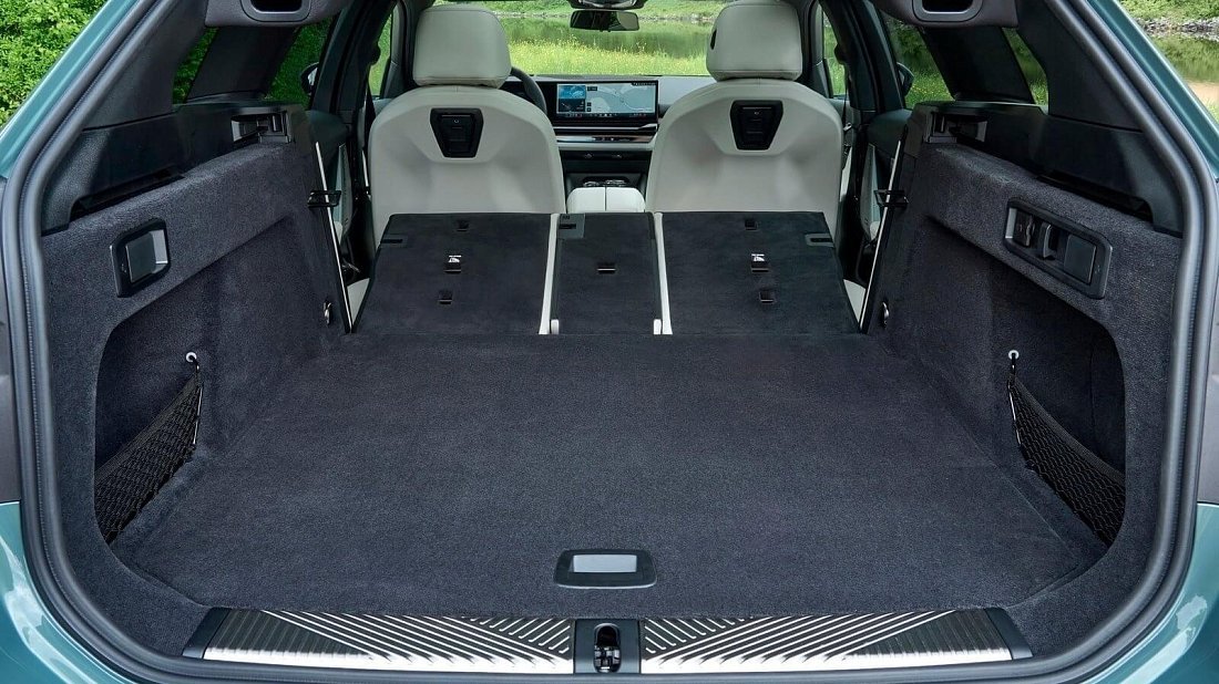 BMW i5 Touring eDrive40 (2025-…) trunk, boot, expanded, folded seats, maximum volume, max cargo, max capacity, max storage