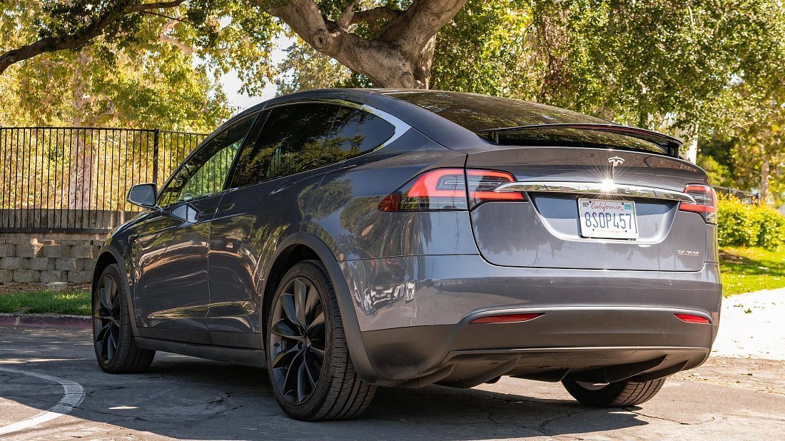 Tesla Model X P90D (2016) rear quarter, three-quarter view, diagonal, exterior