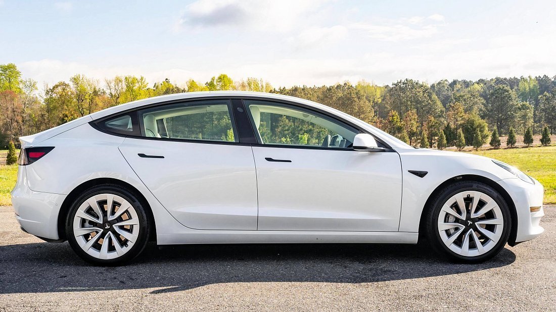 Tesla Model 3 Mid Range (2018-2020) side profile, silhouette, doors, wheels, exterior