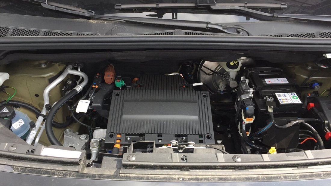 Opel Combo Electric Life XL 50 kWh (2021-2024) frunk photo, front trunk, under hood, storage, cargo, capacity, bonus space