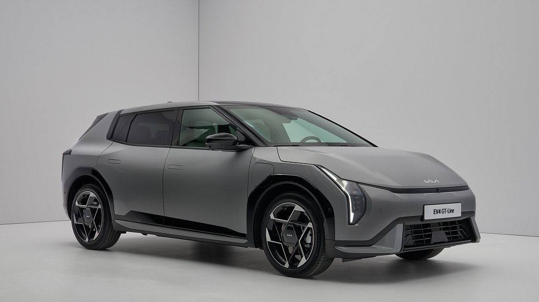 Kia EV4 Hatchback Long Range (2025-…) front view, front quarter, diagonal, exterior