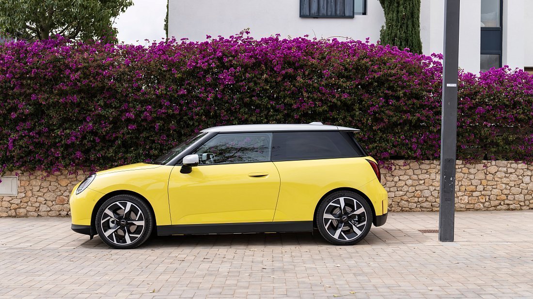 Mini Cooper E (2023-…) side profile photo, silhouette, doors, wheels, exterior
