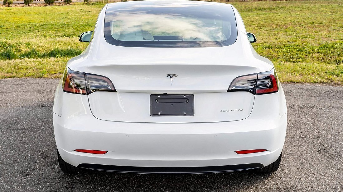 Tesla Model 3 Mid Range (2018-2020) rear view, taillights, trunk, spoiler, badge, bumper, exterior