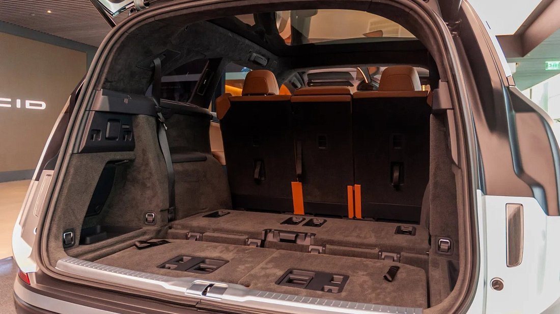 Lucid Gravity Touring (2025-…) trunk photo, boot, seats up, seats upright, cargo space, cargo volume, cargo capacity, storage