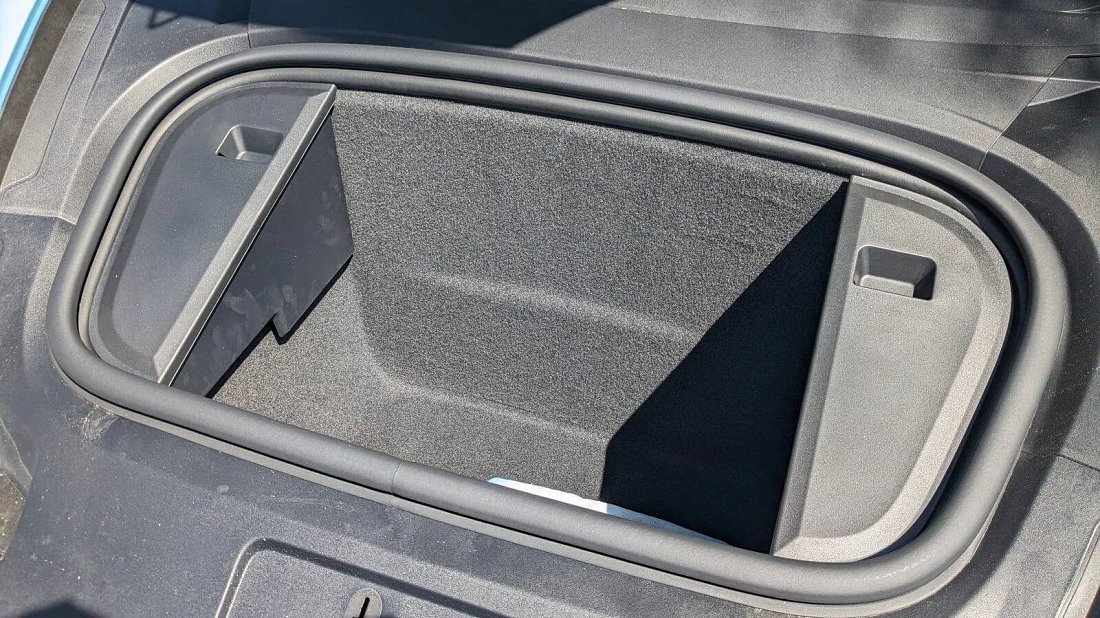 Porsche Taycan Turbo GT Weissach Package (2024-…) frunk, front trunk, under hood, storage, cargo, capacity, bonus space