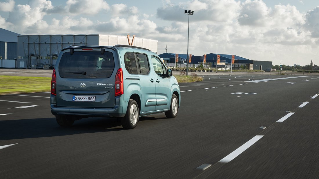 Toyota Proace City Verso Electric L1 52 kWh (2024-...) rear quarter photo, three-quarter view, diagonal, exterior