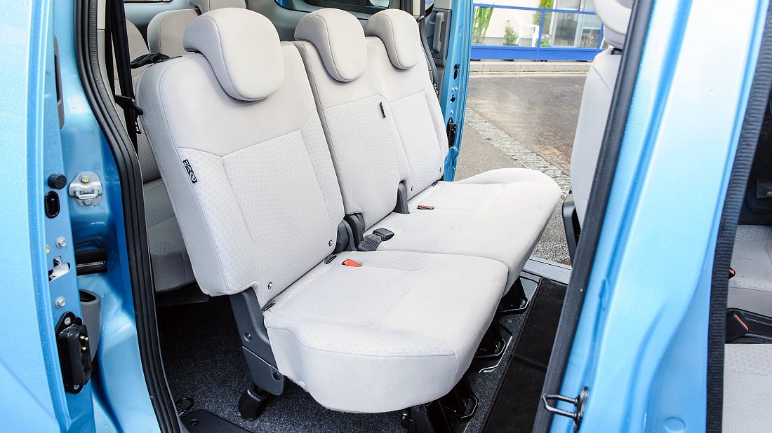 Nissan e-NV200 Evalia 24 kWh (2014-2018) rear seats, back seats, passenger seats, legroom, headroom, interior