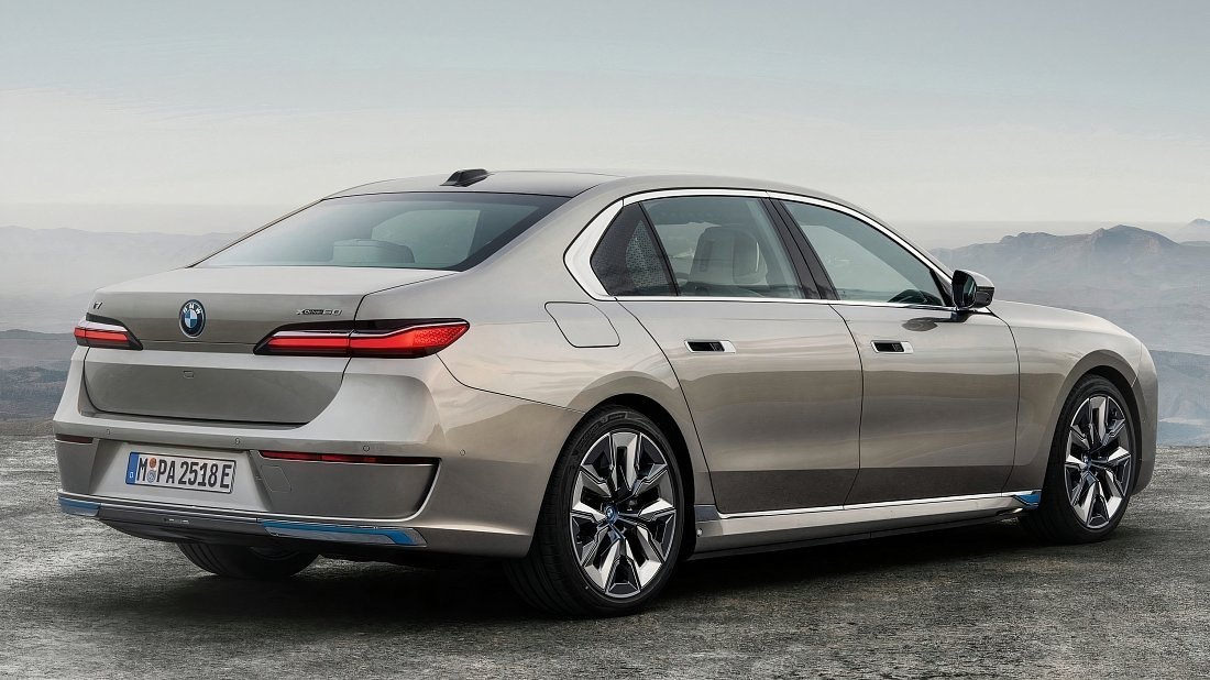 BMW i7 eDrive50 (2023-…) rear quarter photo, three-quarter view, diagonal, exterior