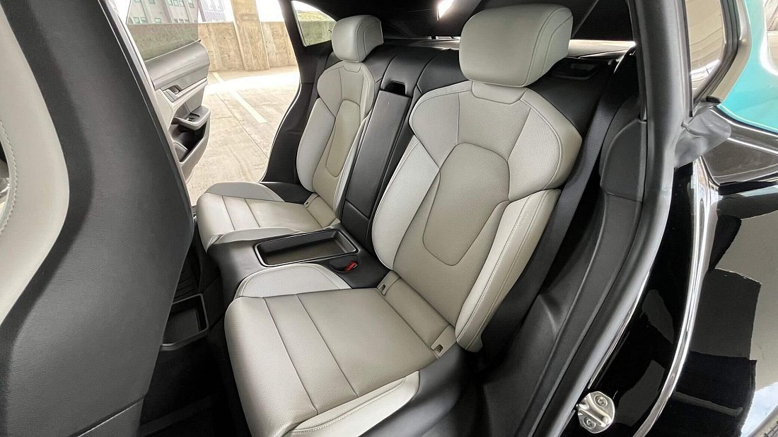 Porsche Taycan Turbo Sport Turismo (2022-2024) rear seats, back seats, passenger seats, legroom, headroom, interior