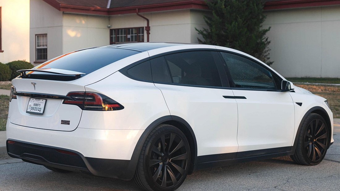 Tesla Model X Plaid (2025-…) rear quarter, three-quarter view, diagonal, exterior