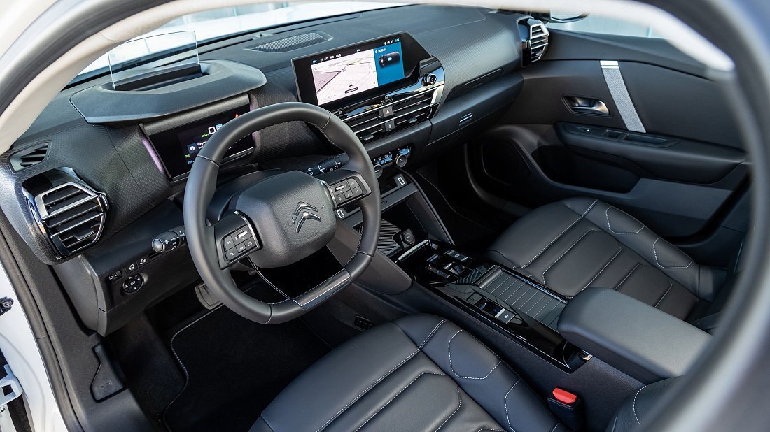 Citroën e-C4 X 54 kWh (2023-2024) interior, front seat, driver seat, dashboard, steering wheel, infotainment, cockpit