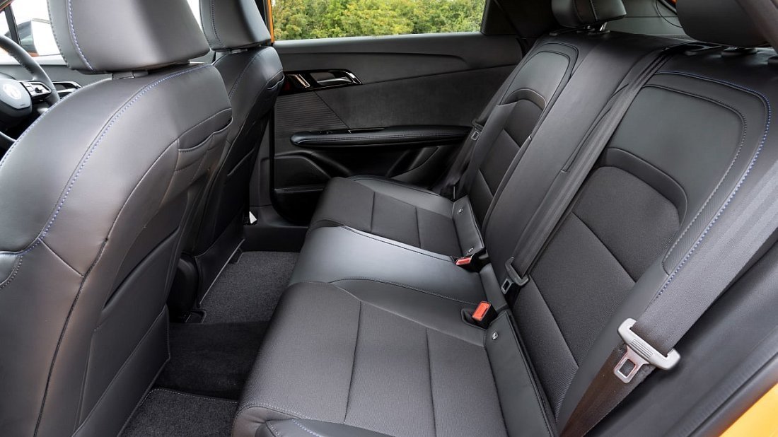 MG MG4 Electric 77 kWh (2023-…) rear seats photo, back seats, passenger seats, legroom, headroom, interior
