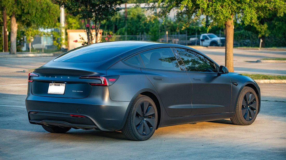 Tesla Model 3 Long Range AWD (2023-…) rear quarter photo, three-quarter view, diagonal, exterior