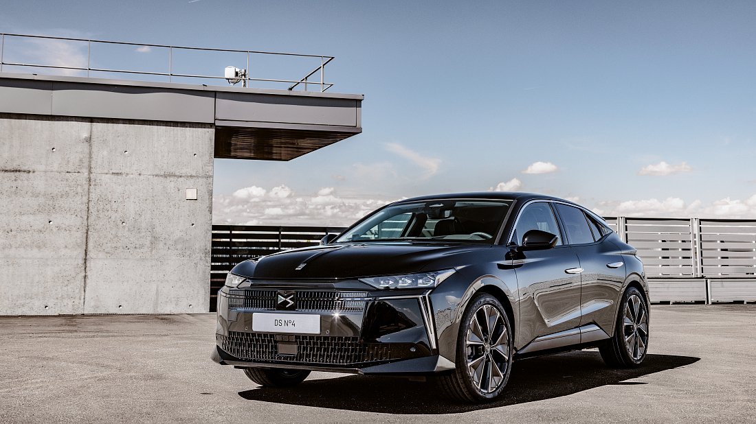 DS 4 E-Tense (2025-…) front view, front quarter, diagonal, exterior