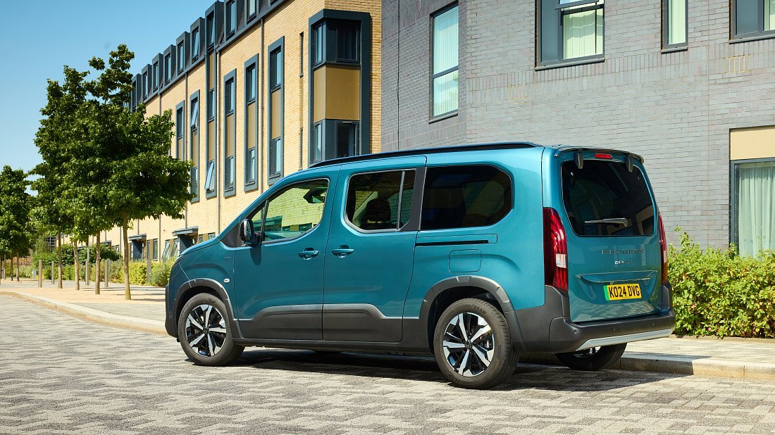 Peugeot e-Rifter XL 50 kWh (2024-...) rear quarter, three-quarter view, diagonal, exterior