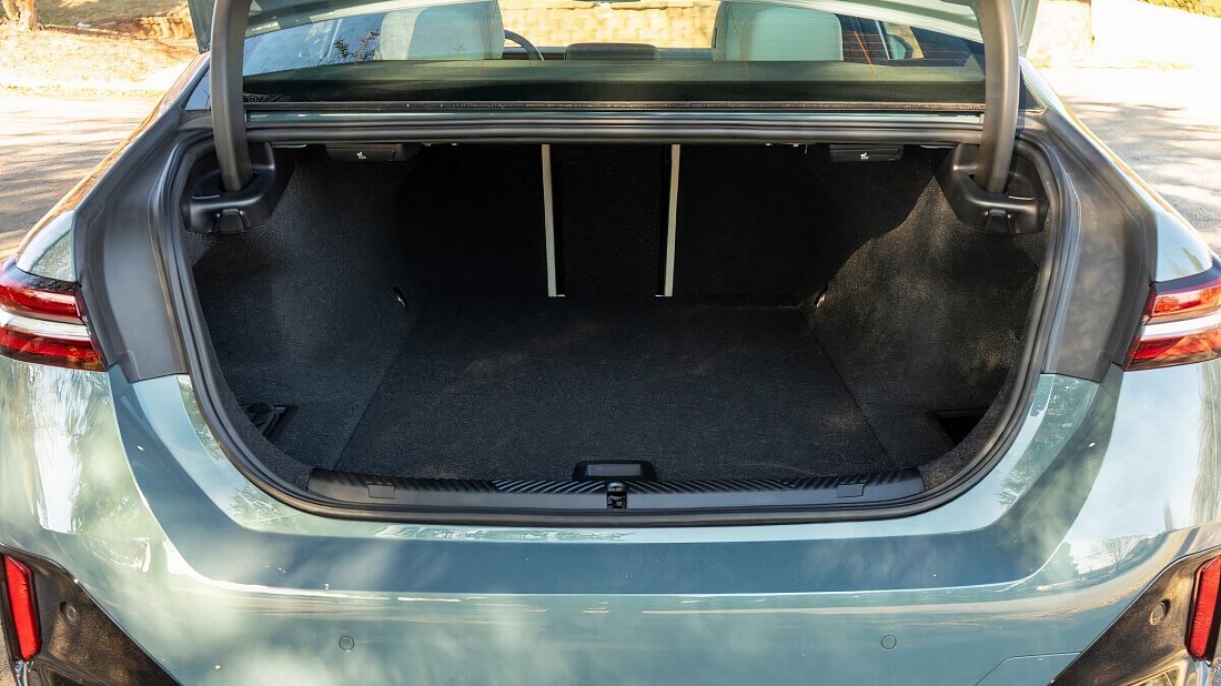 BMW i5 xDrive40 (2025-…) trunk, boot, seats up, seats upright, cargo space, cargo volume, cargo capacity, storage