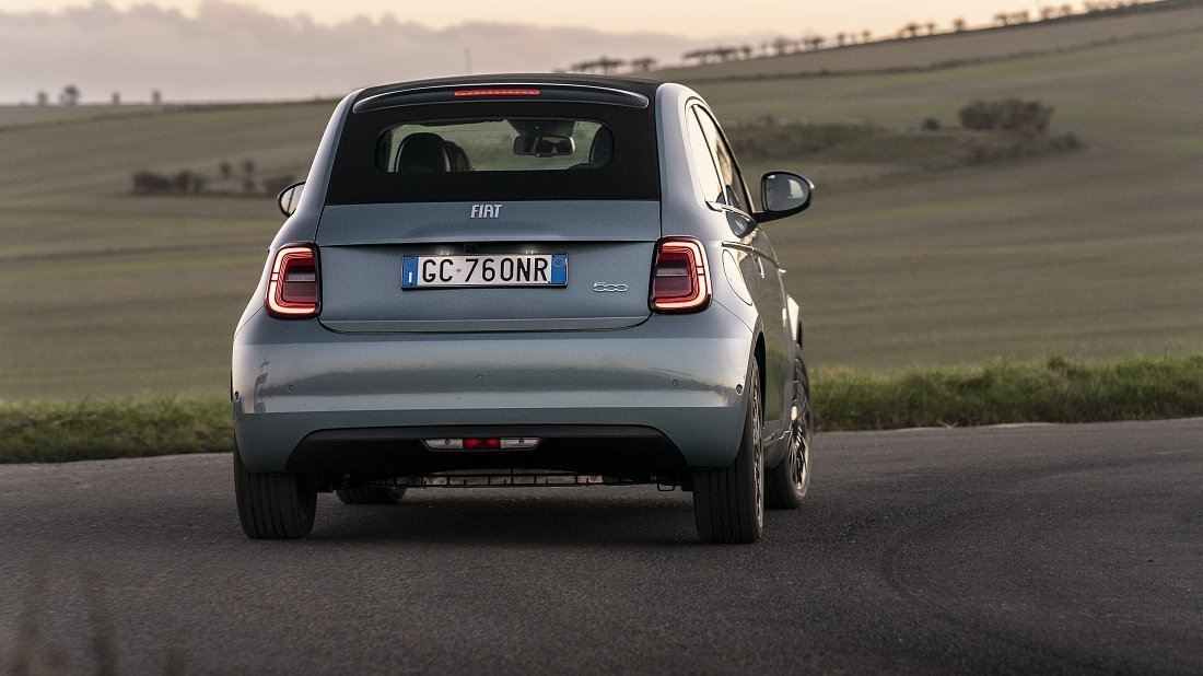 Fiat 500e Cabrio 24 kWh (2022-…) rear view photo, taillights, trunk, spoiler, badge, bumper, exterior