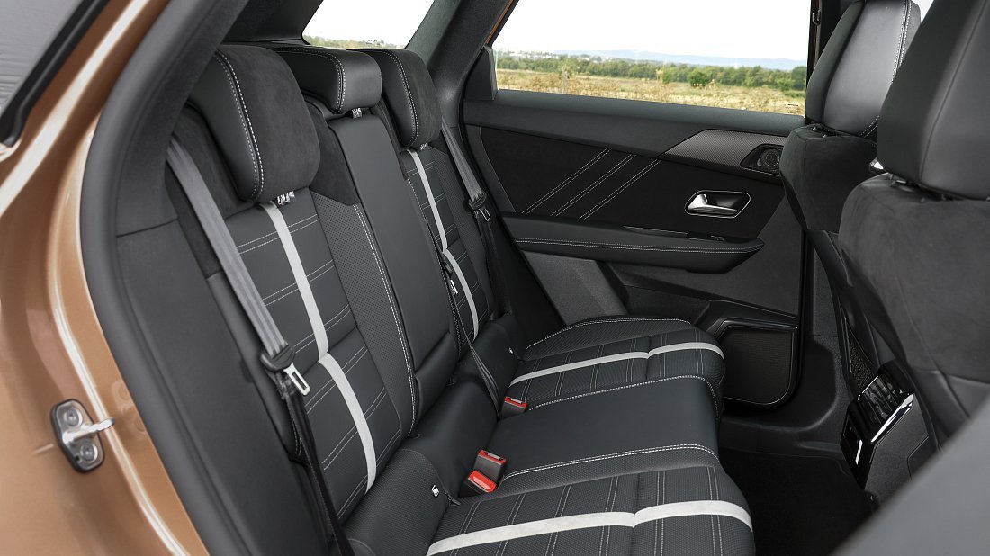 Opel Grandland Electric 82 kWh (2024-…) rear seats, back seats, passenger seats, legroom, headroom, interior