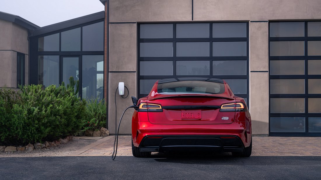 Tesla Model S Dual Motor (2025-…) rear view, taillights, trunk, spoiler, badge, bumper, exterior