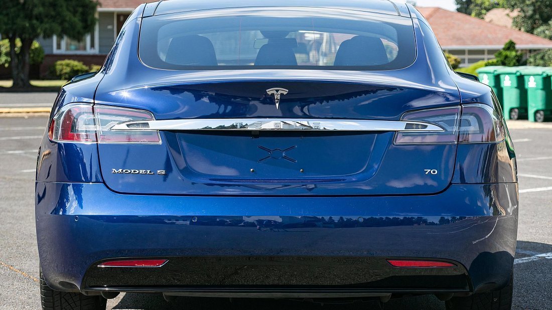 Tesla Model S Standard Range (2019-2020) rear view, taillights, trunk, spoiler, badge, bumper, exterior