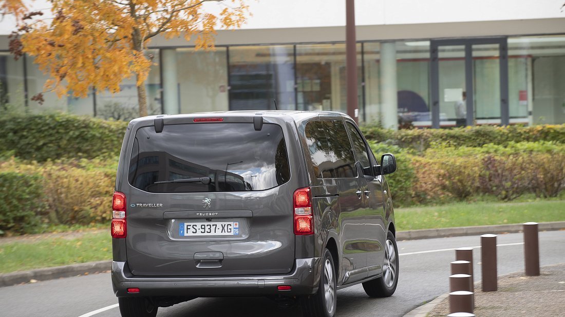 Peugeot e-Traveller Standard 75 kWh (2021-2024) rear view, taillights, trunk, spoiler, badge, bumper, exterior