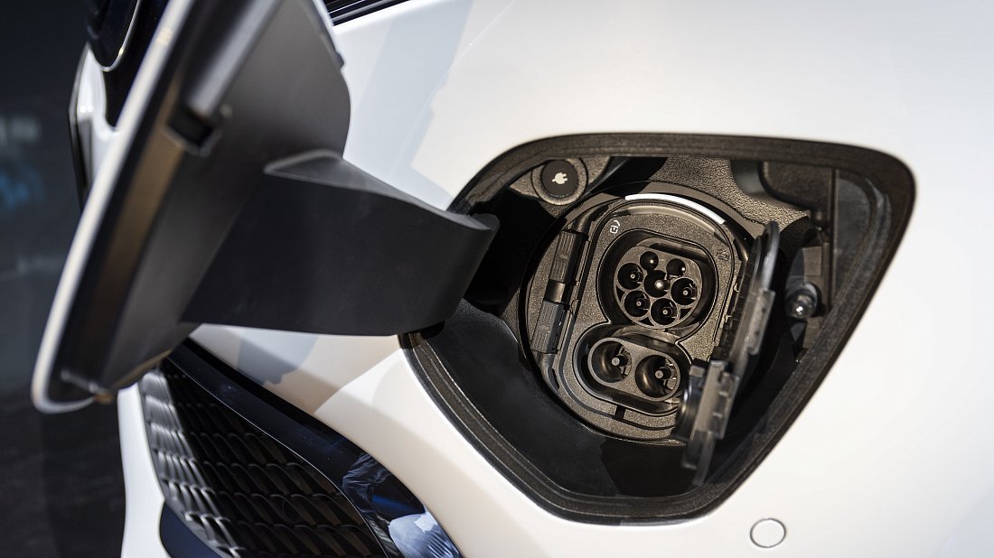 Mercedes EQV 300 Extra-Long (2020-2024) charge port Europe photo, charging, inlet, plug, connector