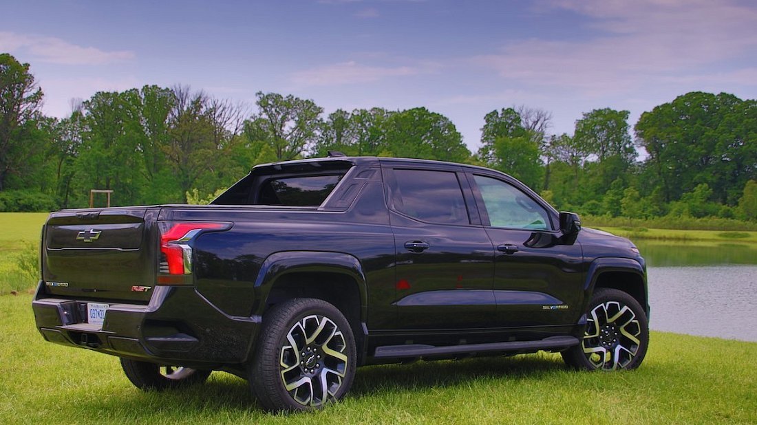 Chevrolet Silverado EV LT Extended Range (2025-…) rear quarter, three-quarter view, diagonal, exterior