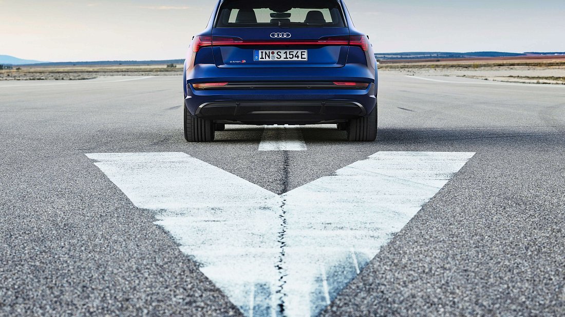 Audi e-tron S (2020-2022) rear view photo, taillights, trunk, spoiler, badge, bumper, exterior